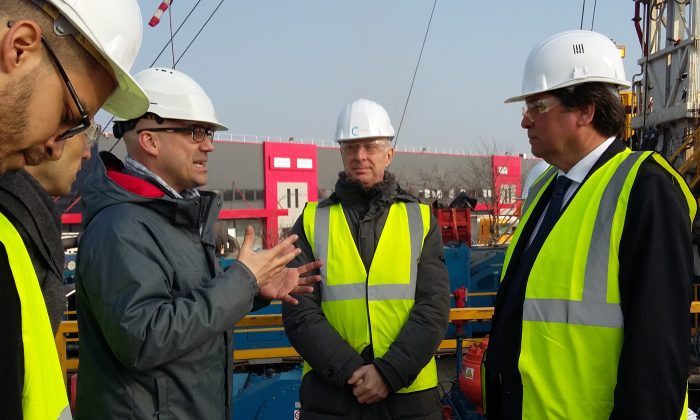 Yves Lederer reçoit Thierry Meignen sur le site de forage du puits géothermique du Blanc-Mesnil